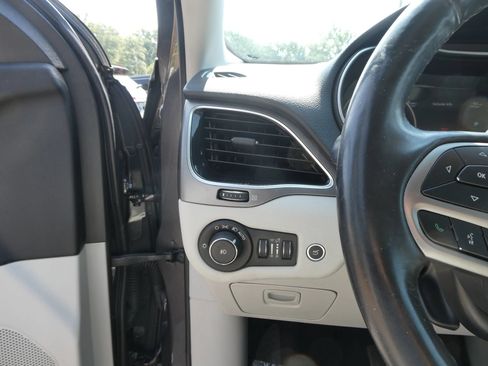 Used 2019 Jeep Cherokee Limited FWD image 16