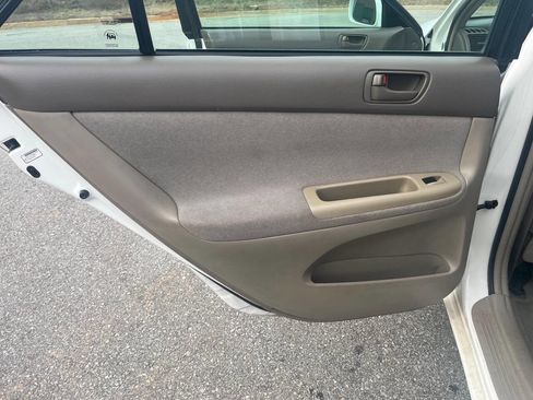 Used 2004 Toyota Camry LE image 14