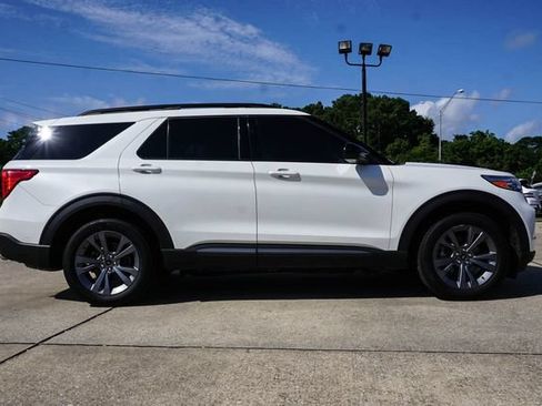 Used 2022 Ford Explorer XLT w/ Equipment Group 202A AWD/4WD image 3