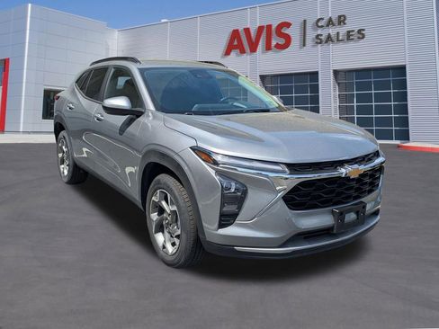 Used 2025 Chevrolet Trax LT w/ LT Convenience Package FWD image 3