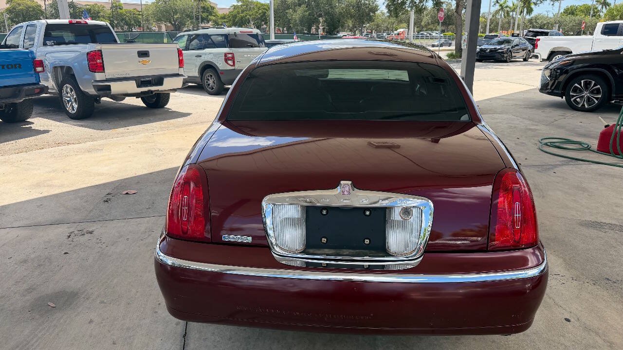 Used 1999 Lincoln Town Car Signature RWD image 6