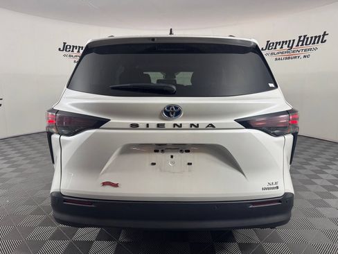 Used 2023 Toyota Sienna XLE FWD image 8