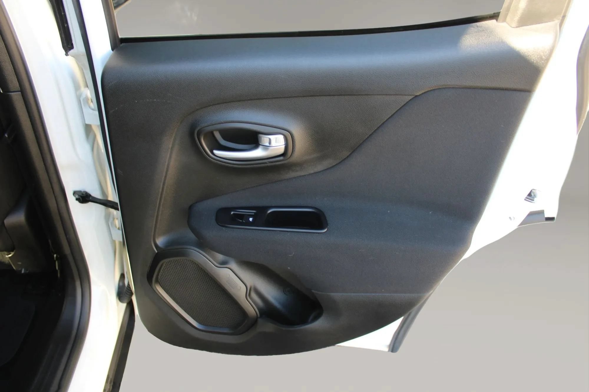 Used 2019 Jeep Renegade Latitude FWD image 24
