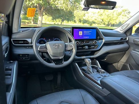 Used 2023 Toyota Highlander Limited FWD image 13