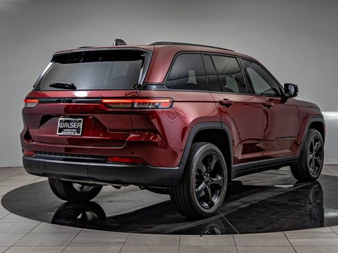 Used 2023 Jeep Grand Cherokee Altitude RWD image 5