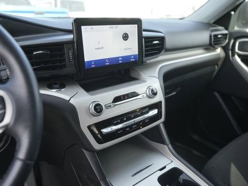 Used 2024 Ford Explorer XLT image 27