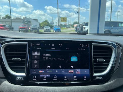 Used 2025 Chrysler Pacifica Select FWD image 33