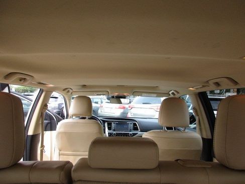 Used 2019 Toyota Highlander XLE AWD/4WD image 35