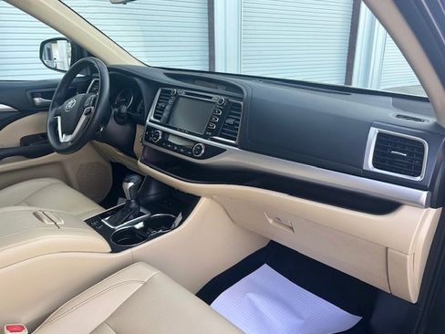 Used 2019 Toyota Highlander XLE image 12