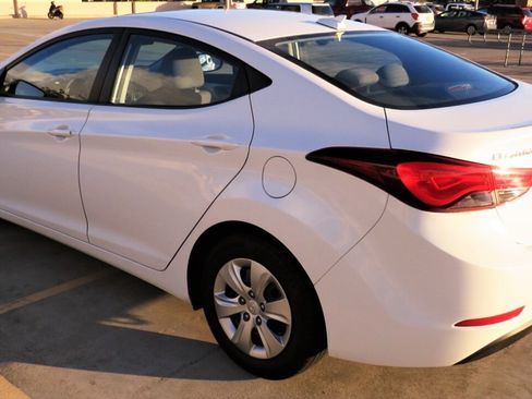 Used 2016 Hyundai Elantra SE FWD image 3
