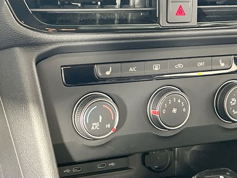 Used 2022 Volkswagen Taos SE w/ Driver Assistance Package AWD/4WD image 19
