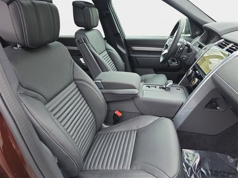 New 2026 Land Rover Discovery Limited Edition image 10