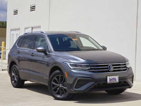 Used 2024 Volkswagen Tiguan SE FWD image 2