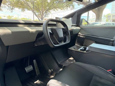 Used 2025 Tesla Cybertruck AWD Crew Cab image 12