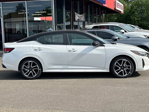 Used 2025 Nissan Sentra SR w/ SR Premium Package image 3