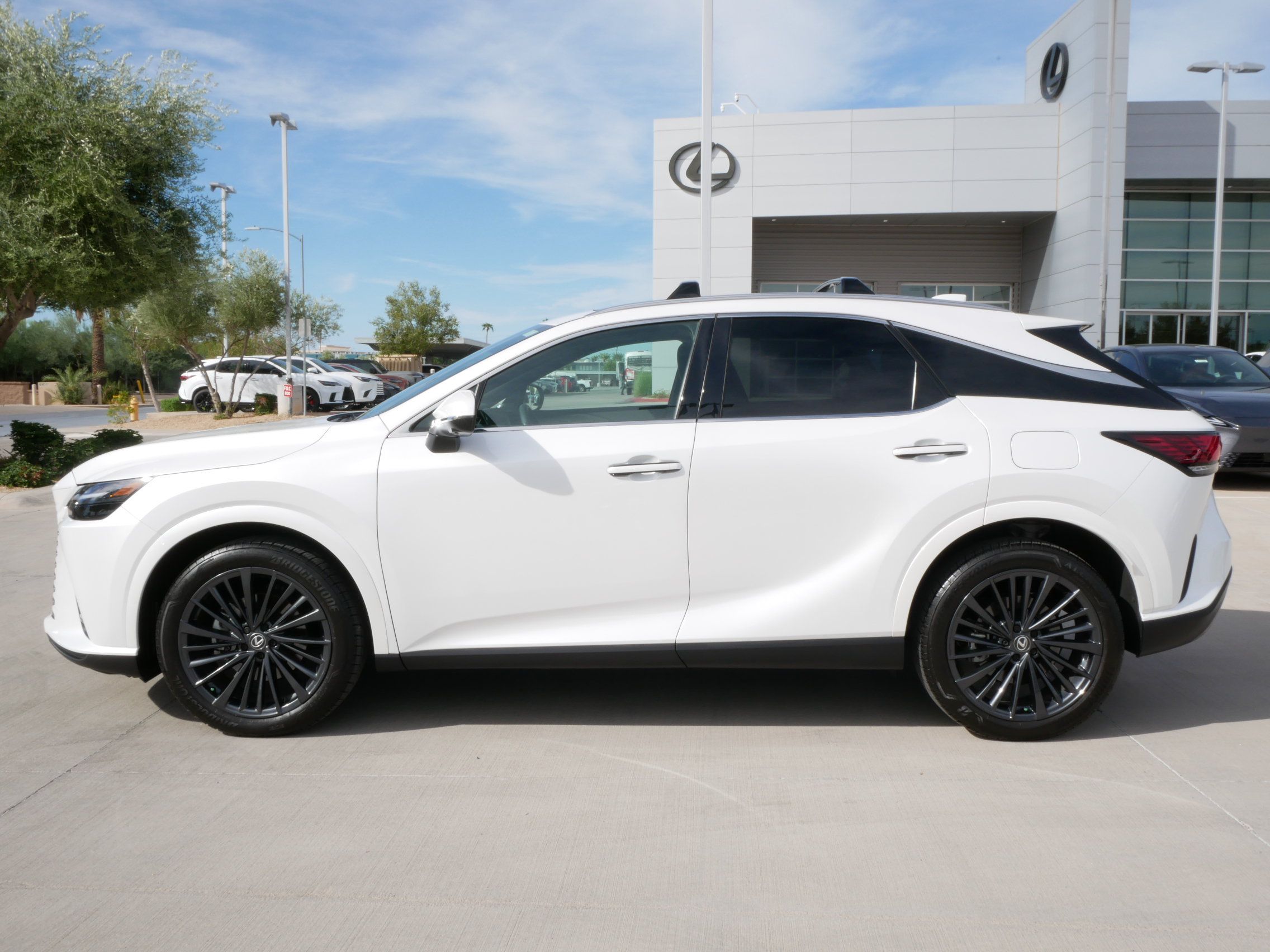 Used 2025 Lexus RX 350h w/ Convenience Package AWD/4WD image 3
