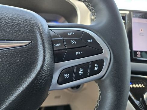Used 2023 Chrysler Pacifica Touring-L FWD image 18