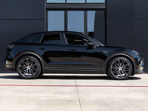 Certified 2025 Porsche Macan 4 Electric image 12