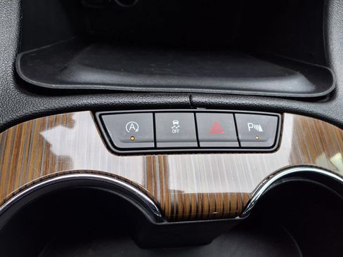 Used 2022 GMC Acadia SLE w/ Driver Convenience Package FWD image 10