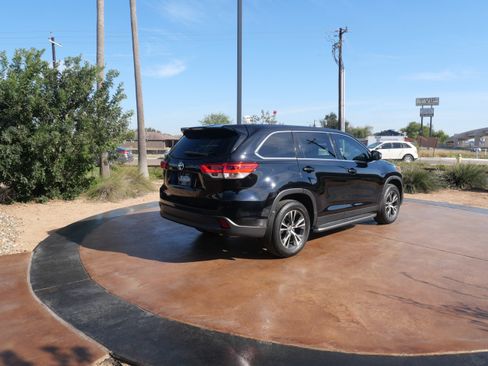 Used 2019 Toyota Highlander LE image 2