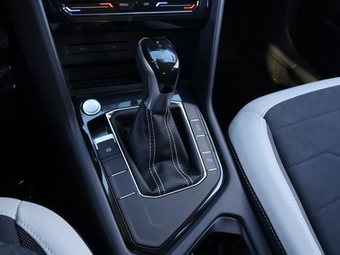 Certified 2025 Volkswagen Taos SE image 23