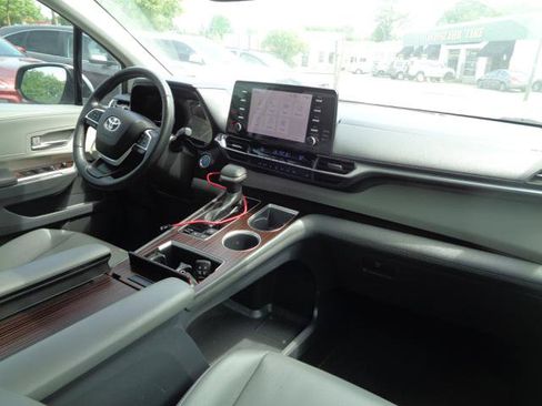 Used 2021 Toyota Sienna XLE FWD image 33