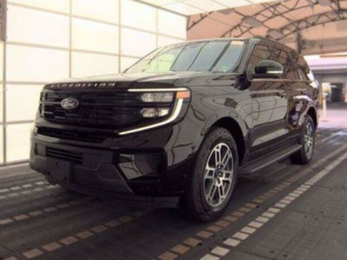 Used 2025 Ford Expedition Active AWD/4WD image 2
