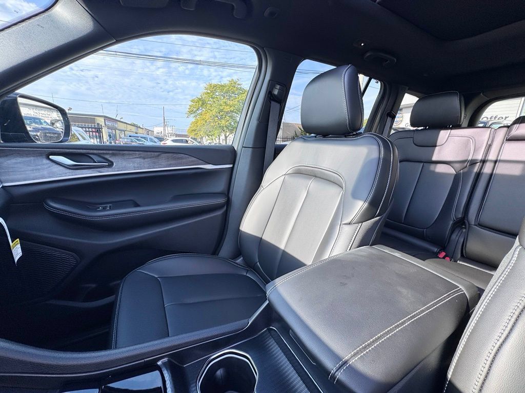 New 2027 Jeep Grand Cherokee Limited AWD/4WD image 15