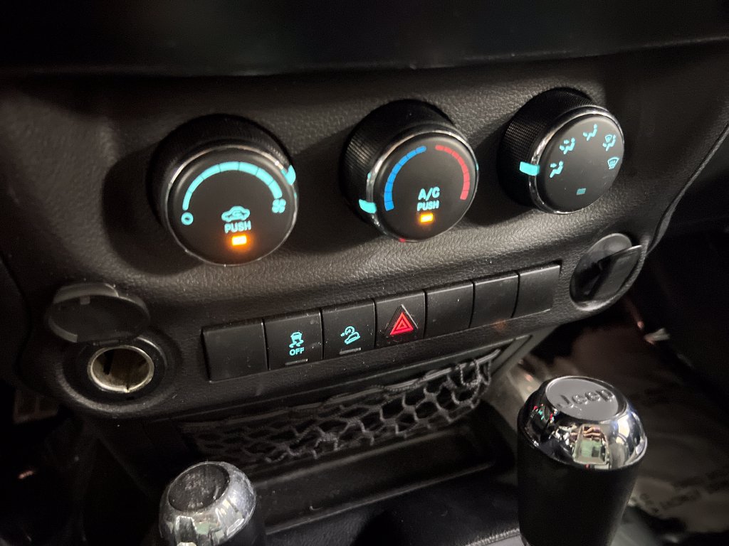 Used 2018 Jeep Wrangler Unlimited Sport w/ Connectivity Group AWD/4WD image 20