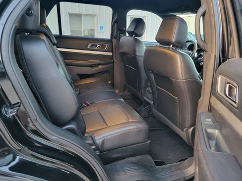 Used 2017 Ford Explorer XLT w/ Equipment Group 202A FWD image 24