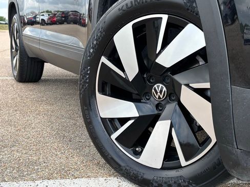 Used 2025 Volkswagen Atlas Cross Sport SE image 2