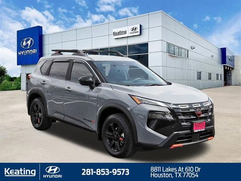 Used 2025 Nissan Rogue SV image 3