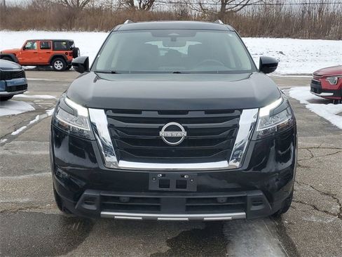 Used 2023 Nissan Pathfinder SL image 2