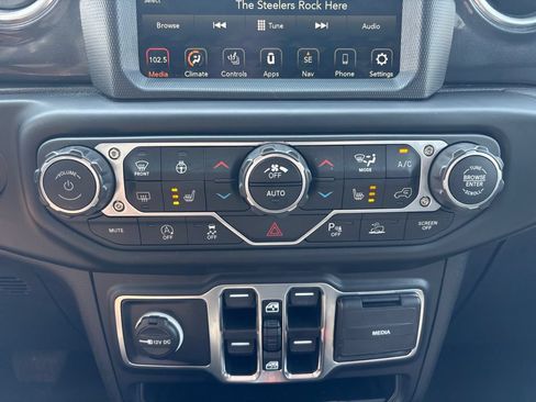 Used 2022 Jeep Wrangler Unlimited Sahara AWD/4WD image 21