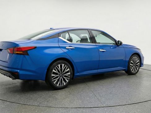 Used 2025 Nissan Altima 2.5 SV FWD image 9