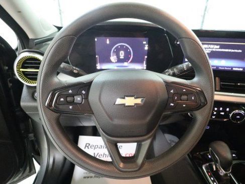 Used 2025 Chevrolet Trax LT FWD image 20