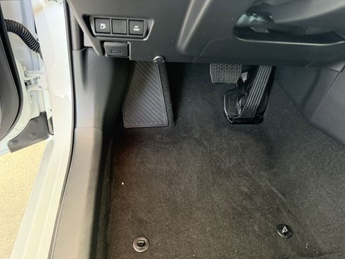 Certified 2025 Toyota Prius Plug-In Hybrid image 12