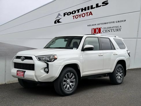 Used 2018 Toyota 4Runner SR5 AWD/4WD image 3