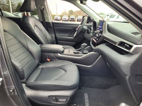 Certified 2025 Toyota Highlander XLE image 18