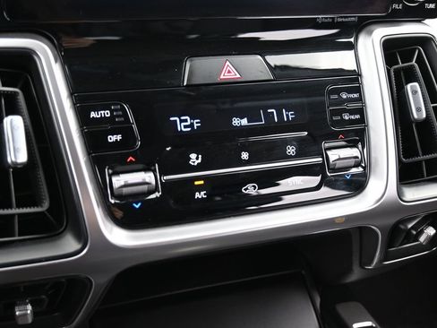 Used 2023 Kia Sorento S image 25