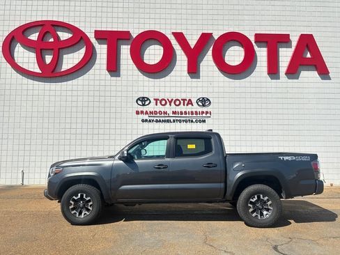 Used 2020 Toyota Tacoma TRD Off-Road w/ Technology Package image 3