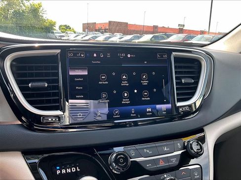 Used 2023 Chrysler Pacifica Touring-L FWD image 17