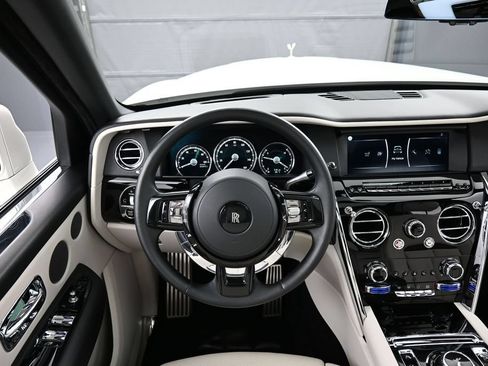 Certified 2022 Rolls-Royce Cullinan w/ Dark Exterior Package AWD/4WD image 18
