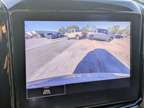 Used 2023 Chevrolet Traverse LT image 12