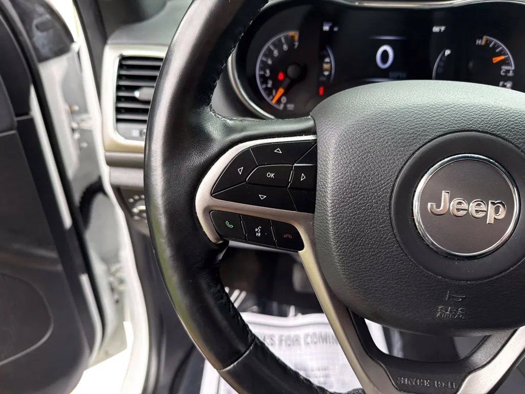 Used 2020 Jeep Grand Cherokee Laredo w/ Security & Convenience Group AWD/4WD image 17