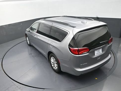 Used 2017 Chrysler Pacifica Touring-L FWD image 15
