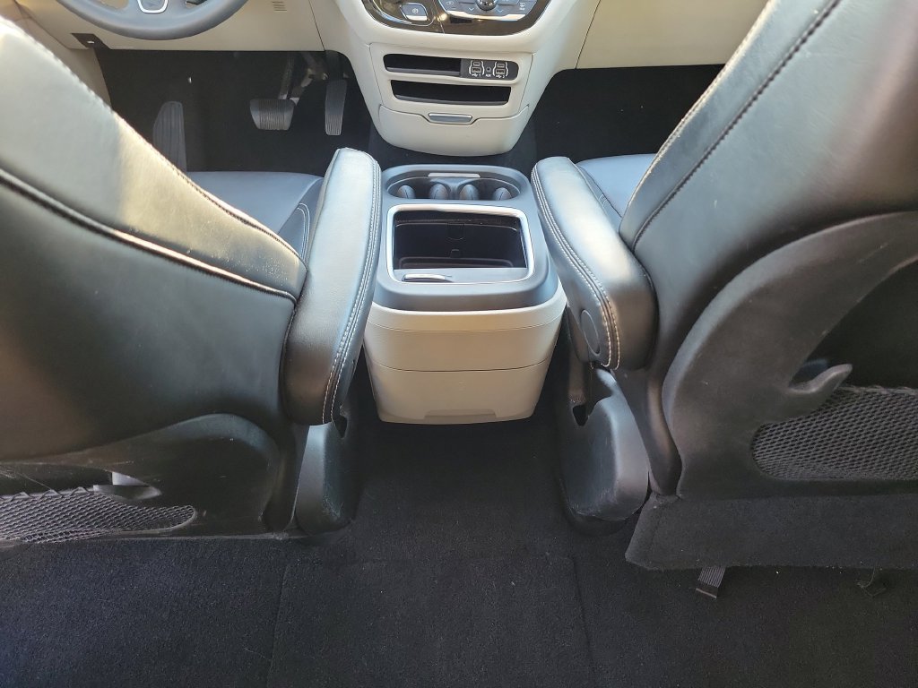 Used 2024 Chrysler Pacifica Limited FWD image 17