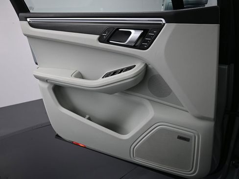 Used 2022 Porsche Macan image 23