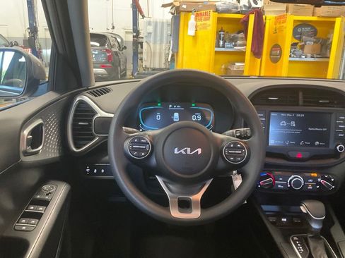 Used 2025 Kia Soul LX FWD image 16