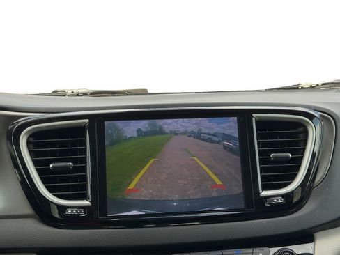 Used 2024 Chrysler Pacifica Touring-L FWD image 19